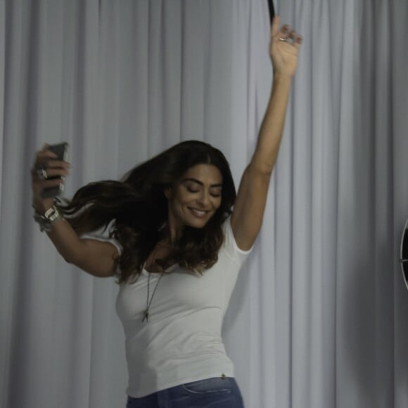 Juliana Paes mostra que para dar um toque de estilo para a calça jeans e a camiseta branca basta escolher os complementos certos: desde os acessórios a té a maquiagem.