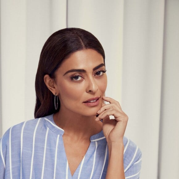 Juliana Paes ainda repetiu as listras em uma bata, que formou um look elegante acompanhada de  uma calça branca.