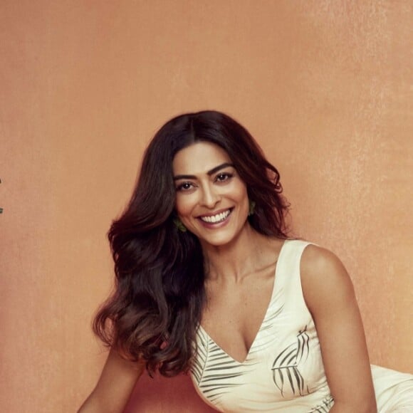 Nos pés, Juliana Paes combinou as peças clara com sandálias de tira.