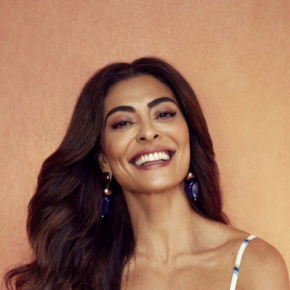 Juliana Paes posou de conjuntinho, trend atemporal, e que pode ser usada em qualquer ocasião.