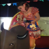 Anitta brincou de touro mecânico em festa