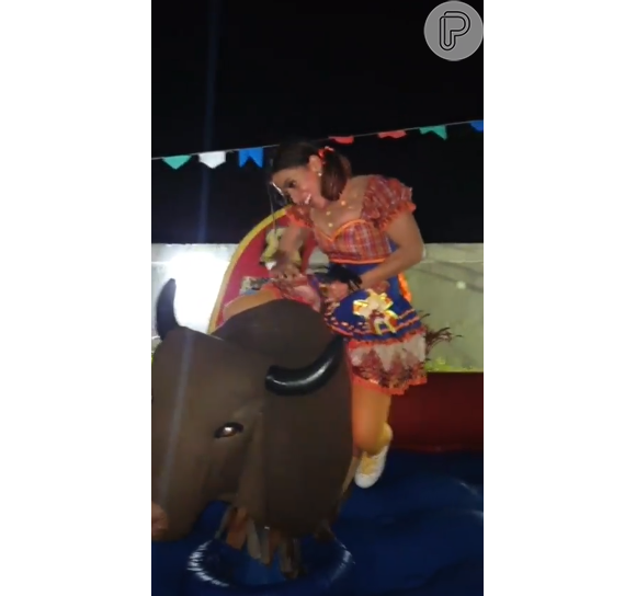 Anitta brincou de touro mecânico em festa