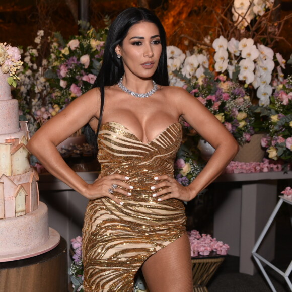 Simaria faz gesto inusitado com look de fenda e fãs questionam: 'Sem calcinha?'