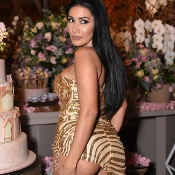 Simaria mostrou demais com roupa sensual de aniversário. Peça repleta de brilho é da marca Arte Sacra