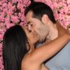 Simaria trocou beijos com o marido, o espanhol Vicente, em festão de luxo de aniversário