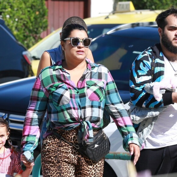 Preta Gil usa look com mix de estampas em festa junina em escola na Barra da Tijuca, Zona Oeste do Rio de Janeiro