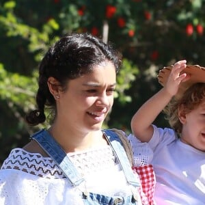 Sophie Charlotte leva o filho e os esteados à festa junina em escola na Barra da Tijuca, Zona Oeste do Rio de Janeiro