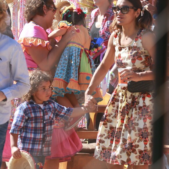 Dira Paes surgiu de Maria Chiquinha e vestido estampado na festa junina ao lado do filho Martim