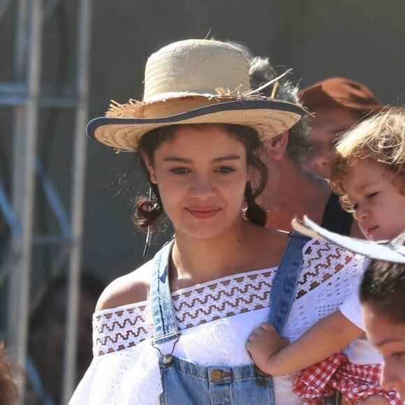 Sophie Charlotte usa chapéu de palha na festa junina em escola na Barra da Tijuca, Zona Oeste do Rio de Janeiro