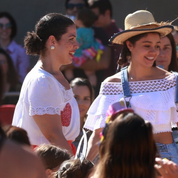 Sophie Charlotte dança com o filho, Otto, em festa junina