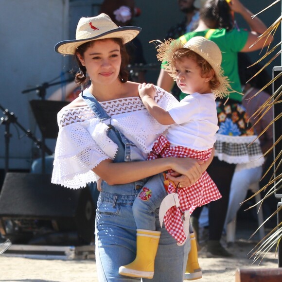 Sophie Charlotte passeia com o filho, Otto