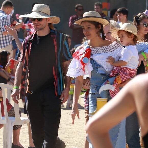 Sophie Charlotte e Daniel de Oliveira chegam na festa junina