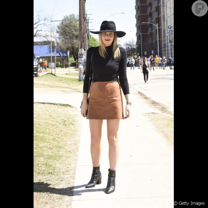 Peças em camurça e veludo, como a minissaia alta, garante um look retrô com  blusas de gola alta e botas neste inverno - Purepeople