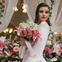 Ombro a ombro e saia plissada: o vestido de noiva de Camila Queiroz em novela