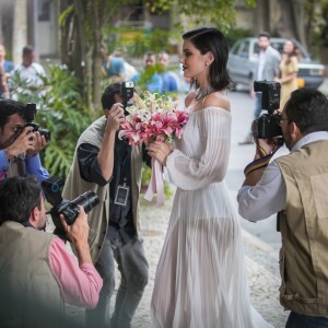 O vestido de noiva tem saia plissada e é bem leve em cor off white