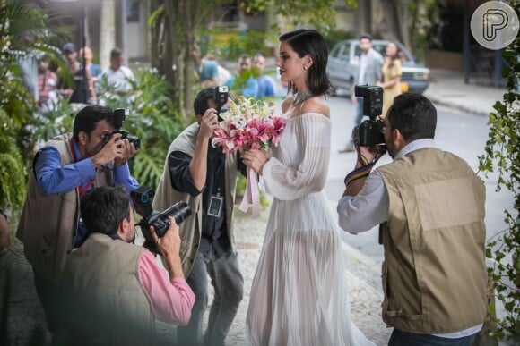 O vestido de noiva tem saia plissada e é bem leve em cor off white