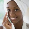 À noite, o primeiro passo de cuidados com a pele é remover a maquiagem com demaquilante ou água micelar