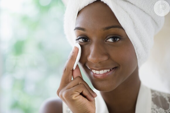 À noite, o primeiro passo de cuidados com a pele é remover a maquiagem com demaquilante ou água micelar