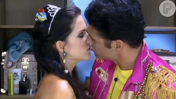 Ex-miss Brasil Débora Lyra e Marlos Cruz se beijam em 'A Fazenda'