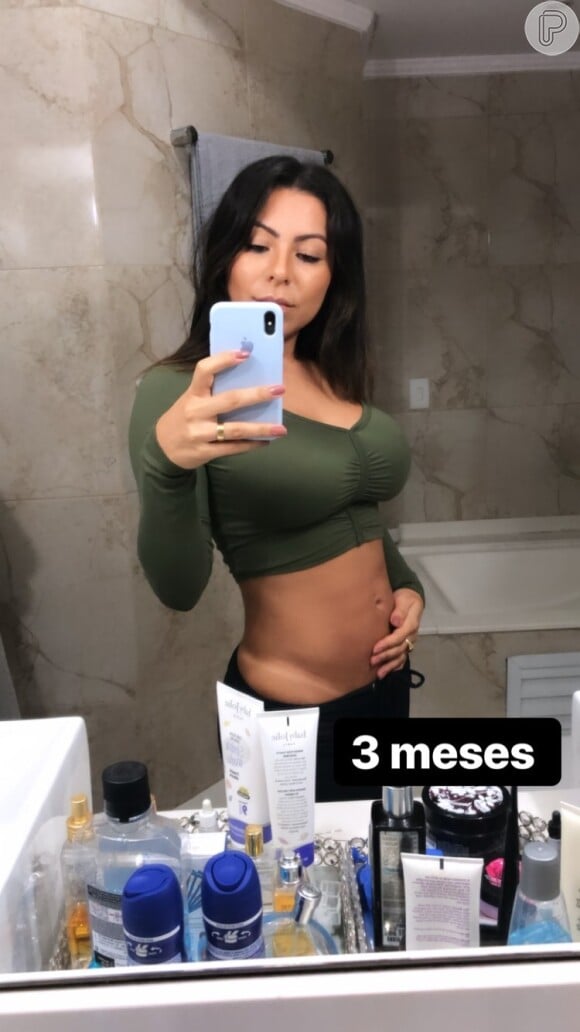 Andressa Ferreira publicou uma foto em seu stories do Instagram mostrando a barriguinha de três meses de gestação