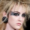 Maquiagem de passarela: olhos supermarcados com make gráfica e brilhante no look Viktor & Rolf