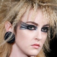 Olhos de gato e glitter: conheça as tendências de maquiagem da alta-costura