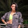 Pabllo Vittar optou por um conjunto despojado de jaqueta e saia jeans com detalhes em neon