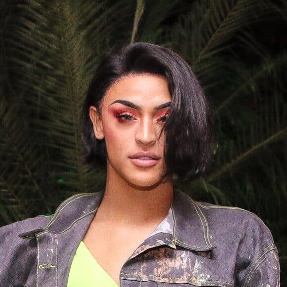 Pabllo Vittar optou por um conjunto despojado de jaqueta e saia jeans com detalhes em neon