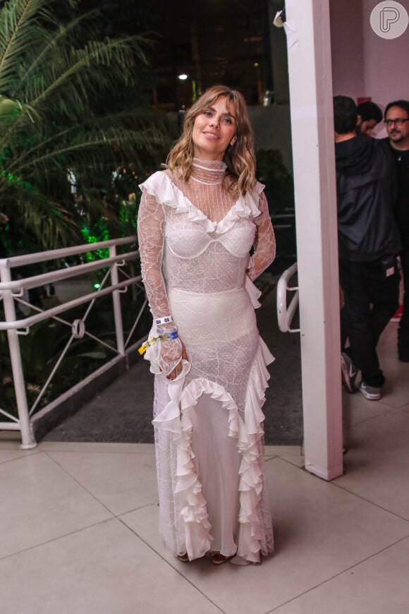 Carolina Dieckmann se comparou a uma noiva com vestido branco longo da estilista Helô Rocha