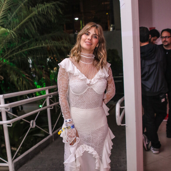 Carolina Dieckmann se comparou a uma noiva com vestido branco longo da estilista Helô Rocha