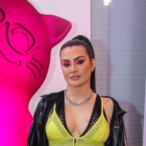 Cleo chama atenção ao mesclar lingerie em tons e texturas diferentes em look