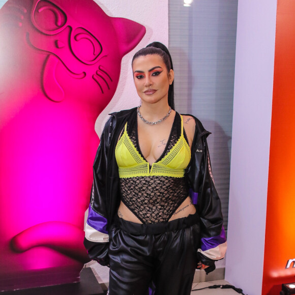 Cleo chama atenção ao mesclar lingerie em tons e texturas diferentes em look