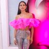 Bruna Marquezine combina cropped neon de babados com hot pants repleto de glitter