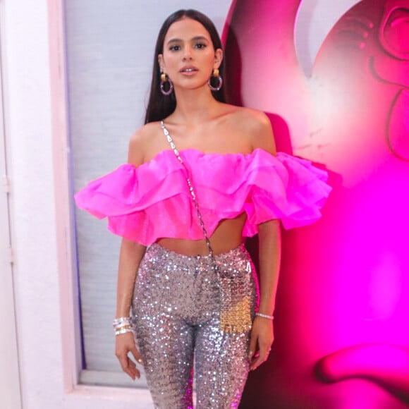 Bruna Marquezine combina cropped neon de babados com hot pants repleto de glitter