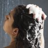 Na hora de remover o óleo do cabelo, retire com o condicionador em vez de usar o shampoo