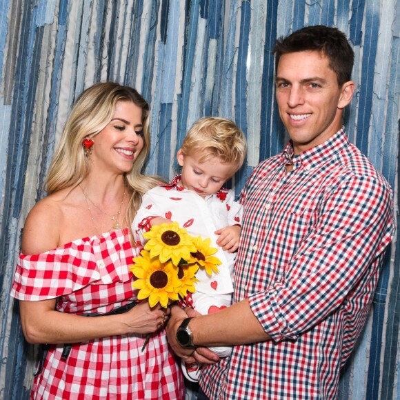 Karina Bacchi é realizada com a família que construiu