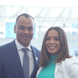 Anitta posou com Cafu na coletiva da Copa América realizada no Maracanã