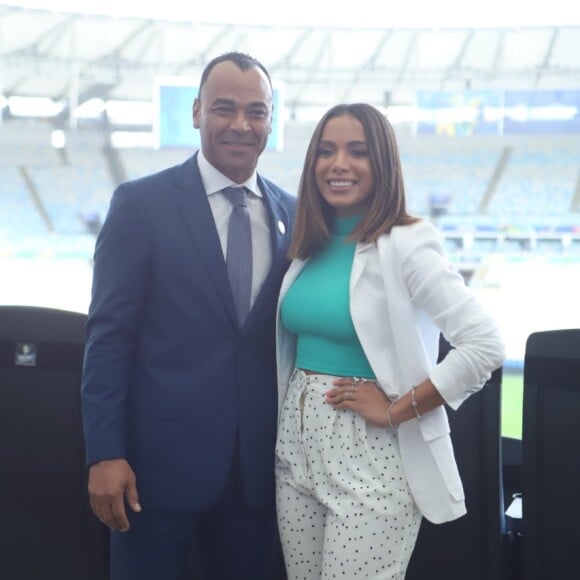 Anitta posou com Cafu na coletiva da Copa América realizada no Maracanã