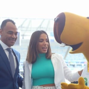 Anitta fez foto com o jogador Cafu e o mascote da Copa América