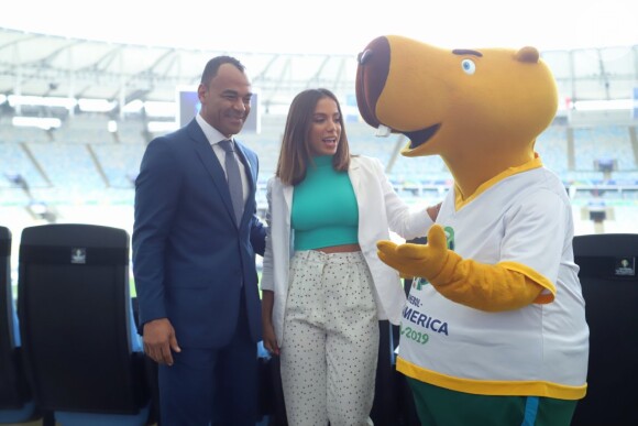 Anitta fez foto com o jogador Cafu e o mascote da Copa América