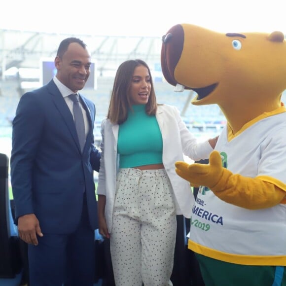 Anitta fez foto com o jogador Cafu e o mascote da Copa América