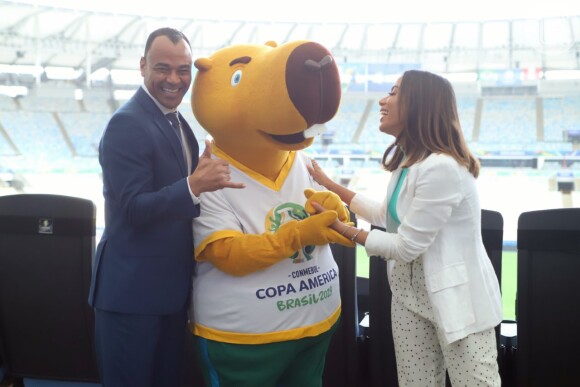 Anitta se divertiu em foto com Cafu e o mascote da Copa América