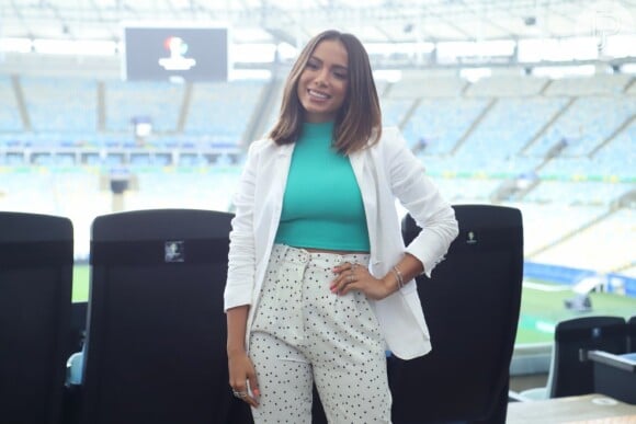 Anitta usou um office look com toque divertido para a coletiva de imprensa da Copa América