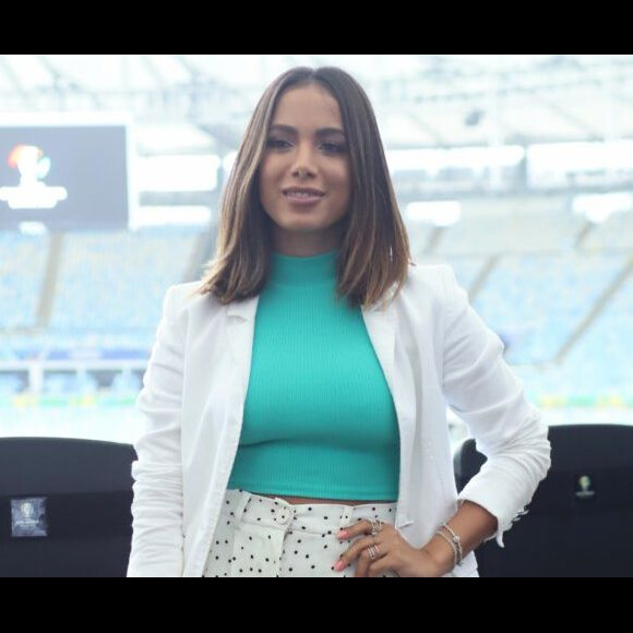 Anitta escolheu uma produção com o branco como protagonista para a coletiva de Imprensa da Copa América nesta sexta-feira, dia 05 de julho de 2019