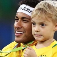 Neymar se diverte com o filho em festa e Carol Dantas brinca: 'Creche do papai'