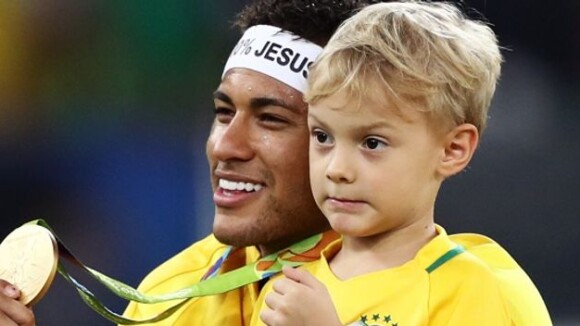 Neymar se diverte com o filho em festa e Carol Dantas brinca: 'Creche do papai'