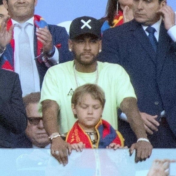 Neymar foi ao Maracanã acompanhado também pelo filho, Davi Lucca