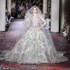 Vestidos de noiva da alta-costura: modelo clássico da passarela de Zuhair Murad, em branco com pedrarias prateadas