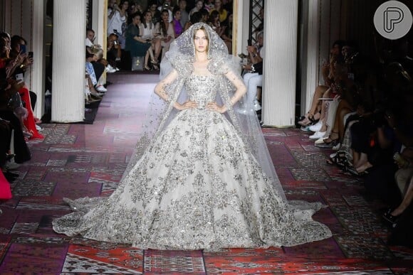 Vestidos de noiva da alta-costura: modelo clássico da passarela de Zuhair Murad, em branco com pedrarias prateadas