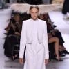 Fraque em branco da Givenchy promete agradar às noivas que buscam um look que vai além do vestido